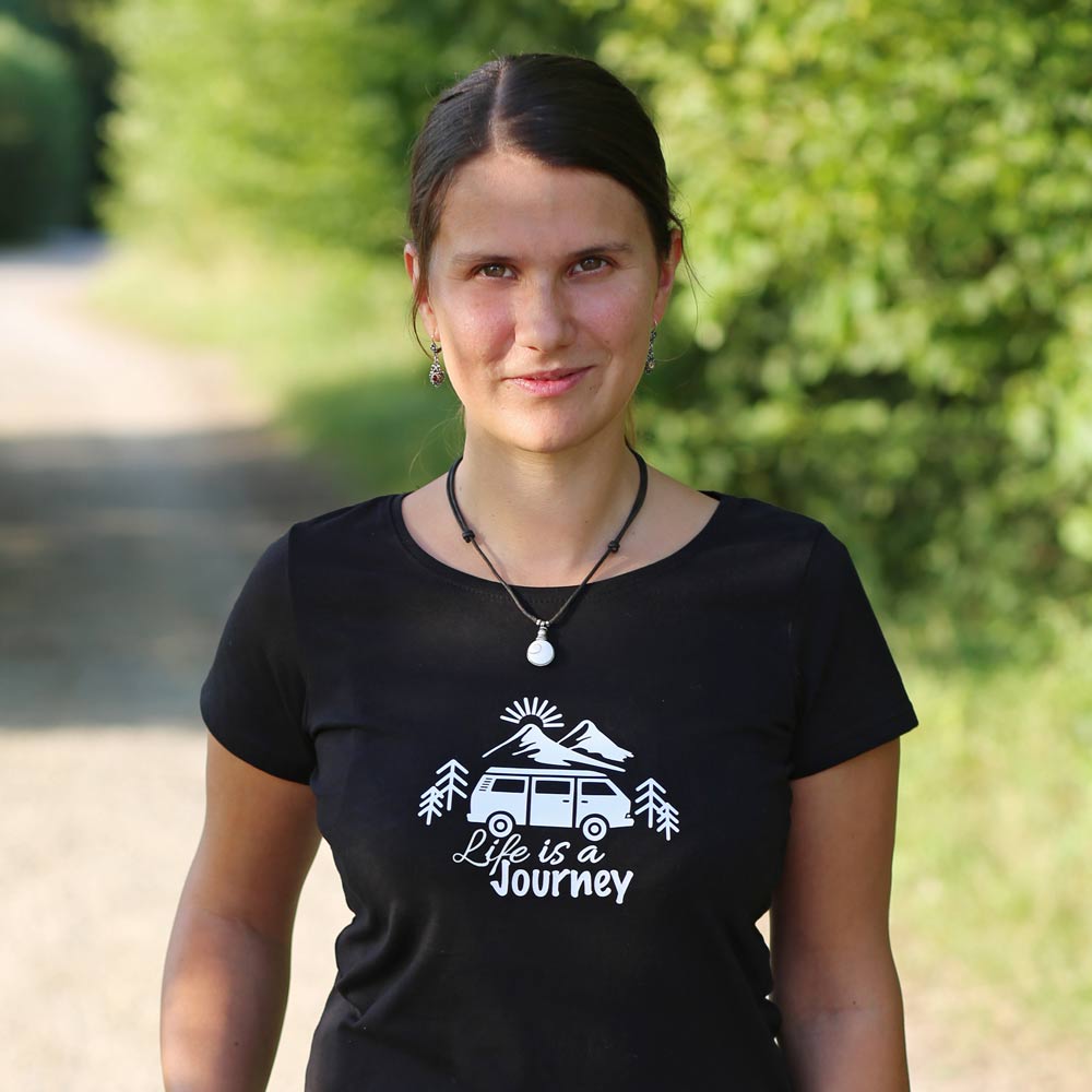 Beplottetes T-shirt mit dem Schritzug Life is a journey