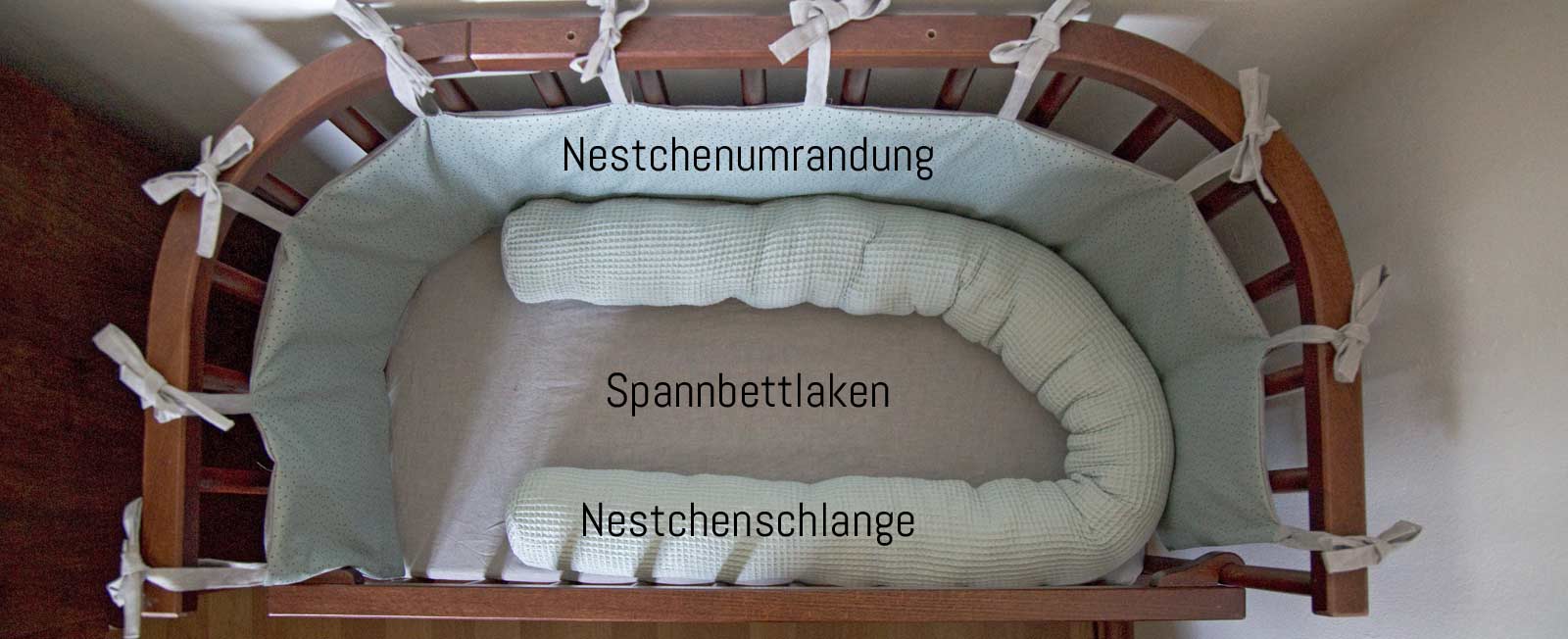 Babybettausstattung nähen - Freebie für Nestchenschlange, Nestchenumrandung und Bettlaken
